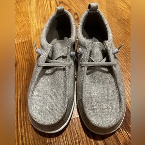 Boys Slip on shoes loafers Kids Size 4 gray taupe